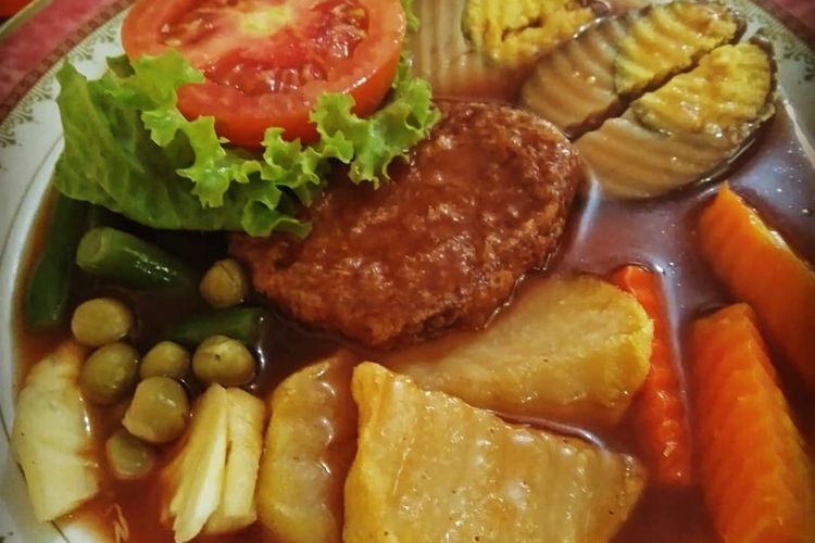 kuliner, TasteAtlas, Solo, 9 Kuliner Tradisional di Surakarta Rekomendasi TasteAtlas, Sudah Coba?, 1. Nasi Liwet, 2. Bakso Solo, 3. Tengkleng, 4. Serabi Solo, 5. Perkedel, 6. Sate Buntel, 7. Selat Solo, 8. Soto Ayam, 9. Ayam Penyet