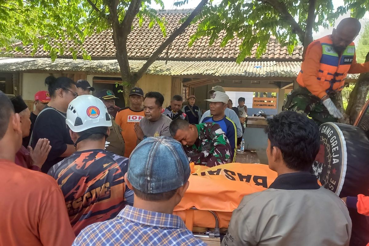 Surabaya, Malang, Pantai modangan, Pantai Modangan di Malang, pantai modangan malang, “Baju Saya yang Dia Pakai…”, Kenangan Sang Ayah untuk Putranya yang Terseret Ombak Pantai Modangan