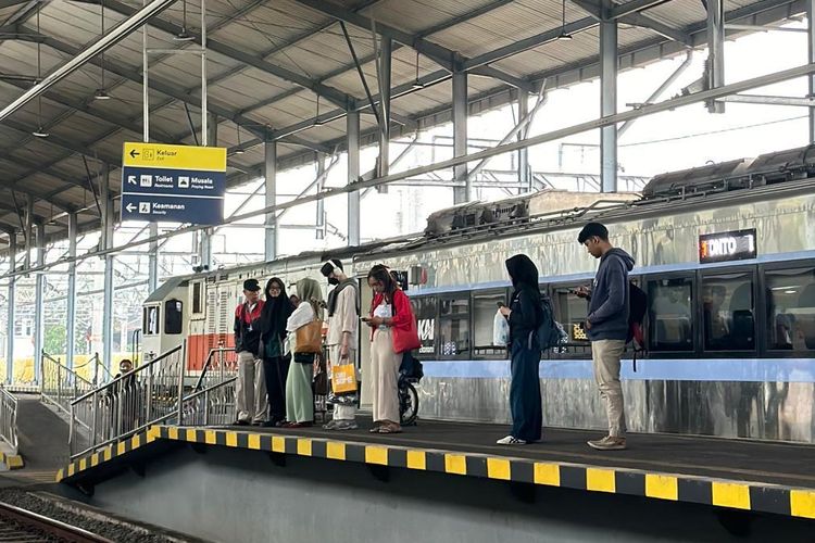 Tiket Kereta Murah, kereta jakarta bandung, kereta lokal garut, rute kereta hemat, Cara Naik Kereta Api dari Jakarta ke Bandung Hanya Rp 16.000, Rute Awal dari Jakarta ke Cikarang, dari Cikarang ke Purwakarta, dari Purwakarta ke Bandung Lewat KA Lokal Garut, Total Perjalanan: Rp 16.000