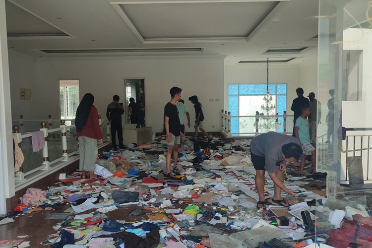 Uya Kuya, perusakan rumah, Polres Metro Jakarta Timur, rumah anggota DPR, penjarahan rumah, Polisi Tangkap 9 Terduga Penjarah Rumah Uya Kuya, Jumlah Pelaku Diduga Lebih Banyak