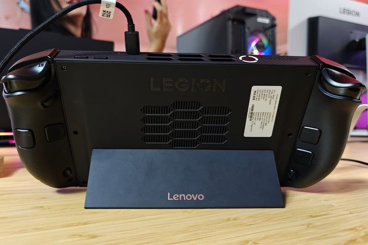 Lenovo, konsol, konsol handheld, legion go, Legion Go 2, Mencoba Langsung Konsol Genggam Lenovo Legion Go 2 di Berlin, Punya 30 Tombol dan Port, Punya banyak tombol, port dan layar OLED, Controller lepas pasang, dukung 3 mode game, Spesifikasi Lenovo Legion Go 2, Harga Lenovo Legion Go 2