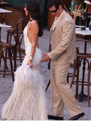 Dua Lipa, Bottega Veneta, Gaya Resepsi Dua Lipa di Italia, Kenakan Gaun Kulit Anyaman dari Bottega Veneta, Gaun kulit anyaman dari Bottega Veneta, Tampilkan gaya bridal yang modern, Gaya rambut tergerai, Gaya Callum Turner