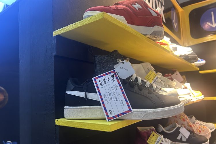 sneakers palsu, perbedaan sneakers asli dan palsu, sneakers asli vs sneakers palsu, Kenapa Sneakers Palsu Tetap Laku di Pasaran? Ini Kata Pakar dan Konsumen, Harga jadi faktor utama, Simbol gaya hidup, Pengaruh lingkungan dan informasi online, Sneakers asli vs sneakers palsu, pilih mana?, Keterjangkauan dan kebutuhan tampil