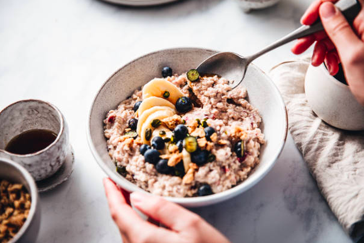 oatmeal, diet, diet rendah kalori, diet oatmeal, Diet Oatmeal Lebih Cepat Turunkan Kolesterol, Ini Hasil Penelitiannya, Penelitian pada pasien sindrom metabolik, Kolesterol LDL turun hingga 10 persen, Peran bakteri usus dalam efek oatmeal, Efek masih terlihat hingga enam minggu, Catatan penting sebelum mencoba diet