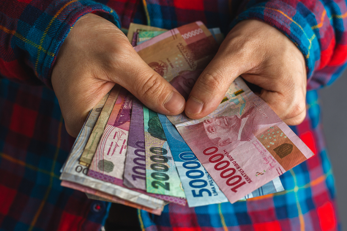 Bank Jateng, Wonogiri, Solo, sopir bank jateng, sopir bank jateng bawa kabur Rp 10 miliar, sopir bank jateng bawa kabur 10 miliar, sopir bank jateng wonogiri, Anggun sopir Bank Jateng Wonogiri, 7 Fakta Sopir Bank Jateng Gondol Uang Rp 10 Miliar di Solo, 1. Sopir Bank Kabur Bawa Uang Rp 10 Miliar, 2. Kronologi Pengambilan Uang, 3. Petugas Keamanan ke Toilet, 4. Rekaman CCTV Jadi Bukti Kuat, 5. Identitas Pelaku Sudah Diketahui, 6. Sosok Anggun di Mata Tetangga, 7. Kehidupan Ekonomi dan Obrolan Soal Gaji