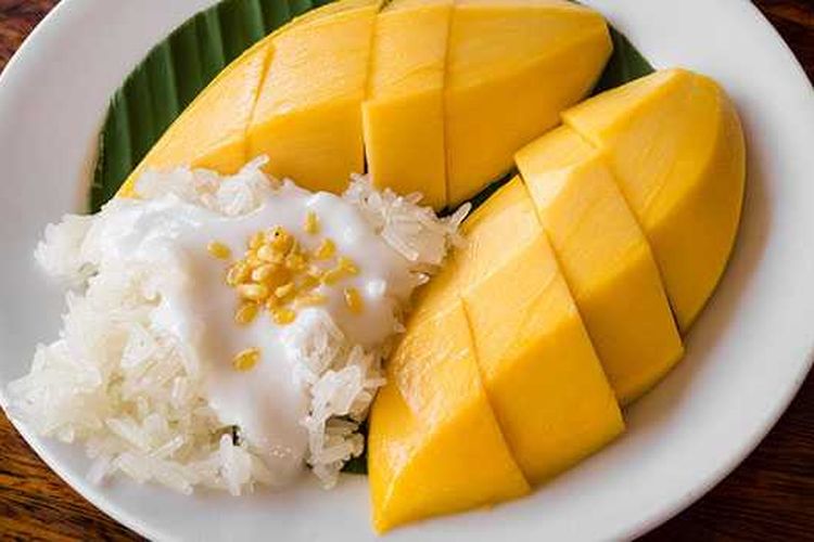 wisata kuliner Thailand, food news, Thailand Dinobatkan Negara Kuliner Terbaik Dunia 2025, 1. Pad thai, 2. Tom yum goong, 3. Green curry (Gaeng keow wan), 4. Som tam, 5. Mango sticky rice, 6. Thai milk tea