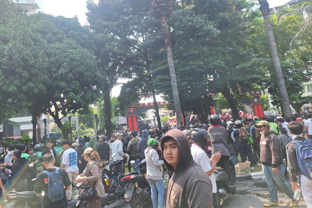 Mako Brimob, Brimob, ojol, demo jakarta hari ini, demo ojol, demo jakarta, affan kurniawan, demo Affan Kurniawan, Ricuh di Mako Brimob, Aparat Tembakkan Gas Air Mata ke Massa Demo Ojol