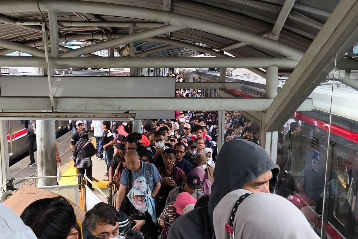 kesehatan mental, tips menjaga kesehatan mental, KRL penuh penumpang, berdesakan di krl, cara agar tidak bad mood, cara agar tidak bad mood saat macet, Tips Agar Tidak Bad Mood Saat Berdesakan di Transportasi Umum, Menurut Psikiater, Fokus pada hal yang bisa dikendalikan, Latihan relaksasi sederhana, Ubah cara pandang terhadap situasi, Situasi tak bisa diubah namun pikiran bisa diatur