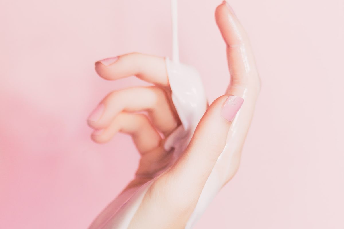 cara mencerahkan tangan yang belang, cara mencerahkan tangan, perawatan tangan alami, cara alami memutihkan tangan, solusi tangan gelap, masker tangan alami, 6 Cara Alami Mengatasi Tangan Menggelap dengan Cepat dan Efektif, 1. Masker yoghurt dan kunyit, 2. Rendam lemon hangat, 3. Pasta almond, 4. Pasta cendana dan kunyit, 5. Gel lidah buaya, 6. Pasta mentimun