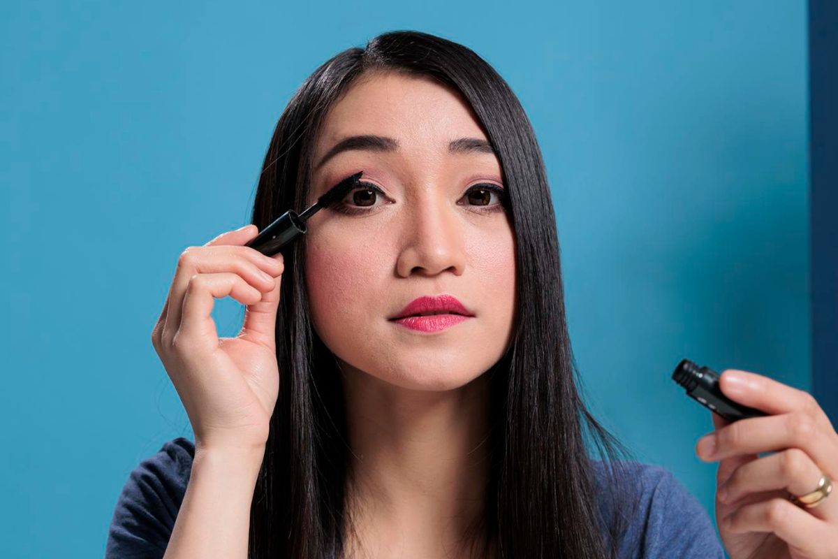 Makeup, 5 Kesalahan Makeup yang Bikin Wajah Terlihat Kusam dan Lelah, 1. Tidak mempersiapkan kulit sebelum makeup, 2. Undertone foundation tidak sesuai, 3. Salah mengaplikasikan concealer, 4. Melewatkan highlight dan contour, 5. Mengabaikan sudut dalam mata