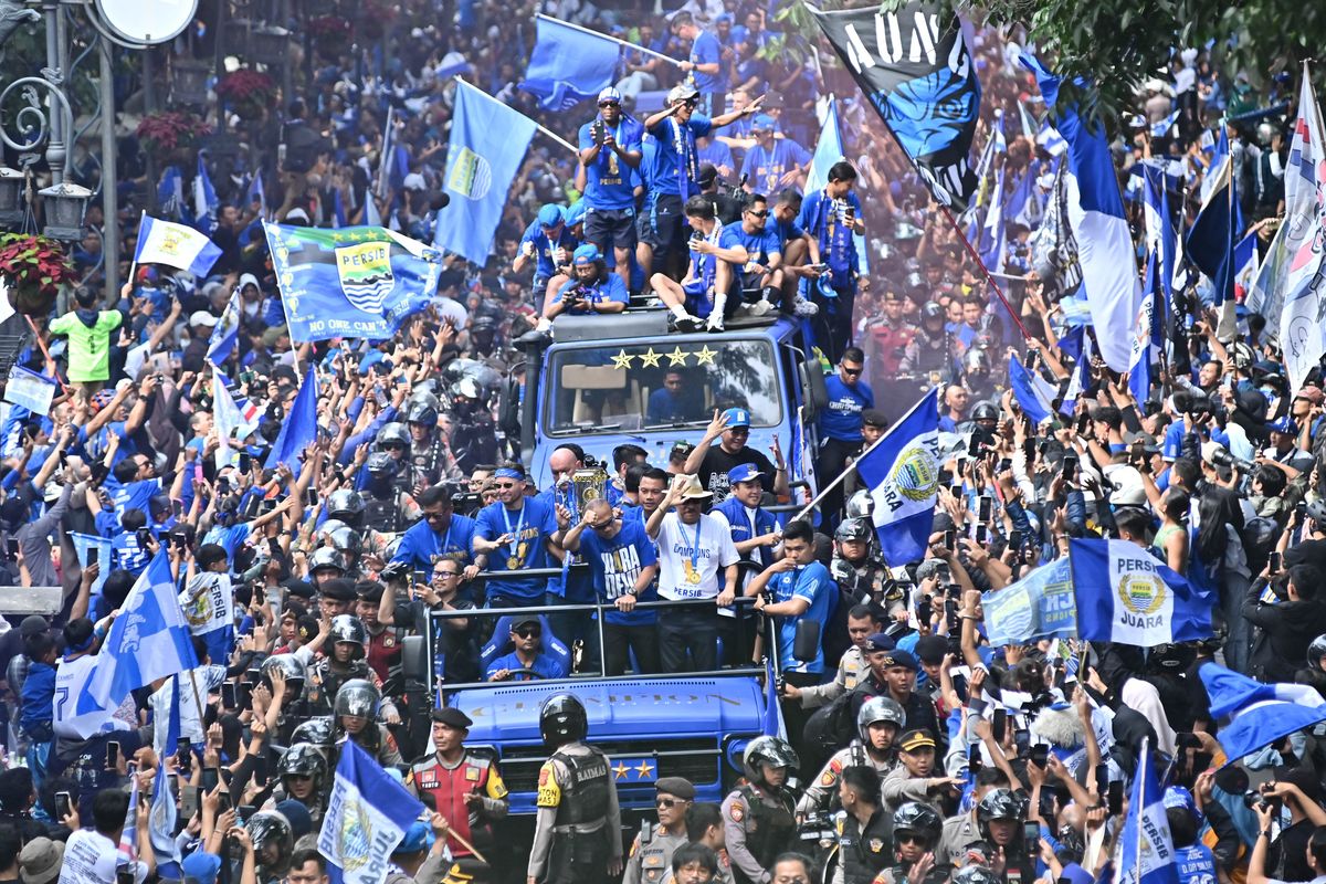Persib, Liga 1 2024-2025, Persib juara, persib bandung, Berita Foto, Persib Juara, BERITA FOTO: Pawai Persib Juara Liga 1 2024-2025, Bandung Lautan Biru