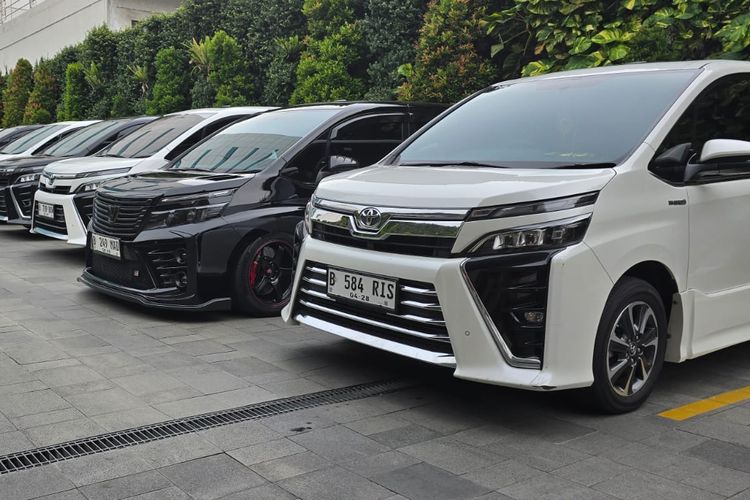 toyota voxy, desain modern, MPV keluarga, Konsumsi bahan bakar efisien, Konsumsi BBM Toyota Voxy dari Pengalaman Dirly Idol, Toyota Voxy: Pilihan Ideal MPV Keluarga di Indonesia, Desain Modern dan Fitur Lengkap, Konsumsi Bahan Bakar yang Efisien, Spesifikasi Mesin Tangguh