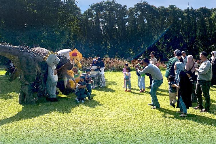 liburan keluarga, 5 Wisata Dinosaurus di Indonesia, Seru untuk Liburan Edukatif Anak, 1. Petualangan Dinosaurus, Taman Legenda Keong Emas – TMII, Jakarta, 2. Dino Park, Jatim Park 3 – Kota Batu, 3. Jurassic Island, Trans Studio Cibubur – Depok, 4. Mojosemi Dinosaurus Park – Magetan, 5. Papa Dino Puncak - Cisarua Bogor