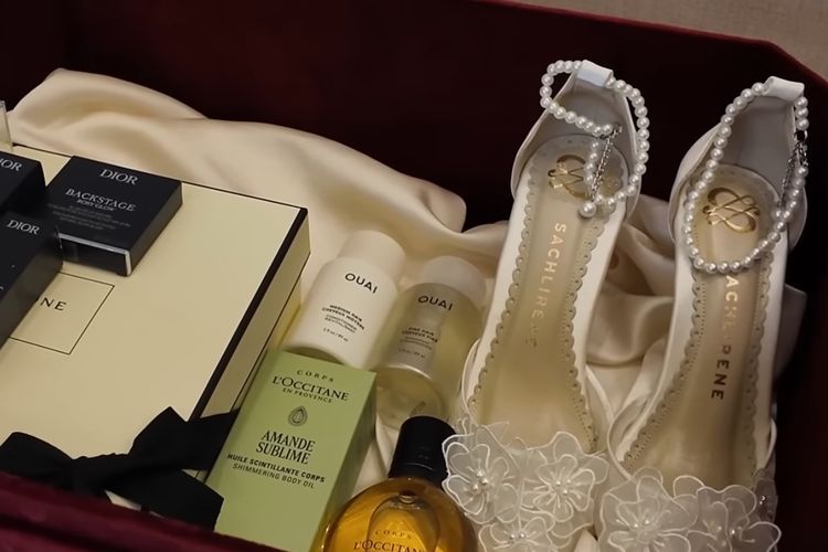 Jennifer Coppen, 7 Isi Suvenir Bridesmaid Proposal Jennifer Coppen, Didominasi Barang Branded, 1. Clutch bag, 2. Satu set kain seragam, 3. Piyama Victoria's Secret, 4. Tumbler Owala, 5. Rangkaian makeup set, 6. Parfum mewah Jennifer Coppen membagikan suvenir bridesmaid proposal berisi barang-barang branded, mulai dari parfum mewah hingga high heels putih., 7. High heels putih