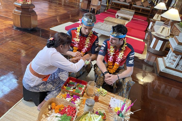 budaya Bali, Joan Mir Latihan Gamelan, Luca Marini Bikin Canang di Bali
