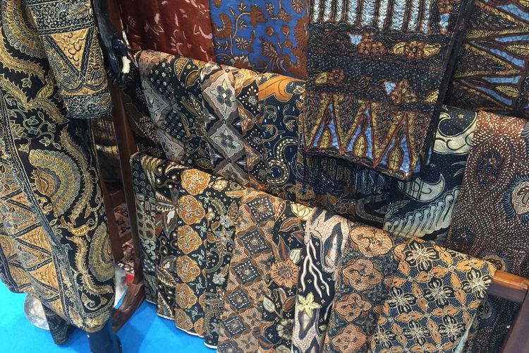 batik, Inacraft, Hari Batik Nasional, Inacraft 2025, Hari Batik Nasional 2025, peringatan hari batik nasional, pameran inacraft, pameran inacraft 2025, batik di inacraft, batik inacraft, Perjalanan 3 UMKM Batik di Inacraft 2025, Menjaga Warisan pada Era Modern, Batik Tatik Sri Harta di Inacraft 2025, setia pada batik klasik, Indah Putri Batik, lestarikan batik dengan sentuhan modern, Batik Sridjaja, ketika generasi Z melestarikan batik , Harapan batik untuk tetap hidup