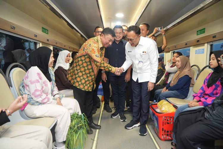 KA Cikuray Resmi Pakai Kereta Ekonomi Kerakyatan dan Kereta Petani-Pedagang