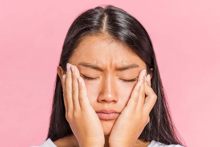 mitos jerawat, pengobatan jerawat, jerawat hormonal, skin barrier itu apa, dermatolog, jerawat pakai bawang putih, apakah jerawat pakai bahan keras, 3 Mitos Jerawat yang Masih Banyak Dipercaya Menurut Dokter