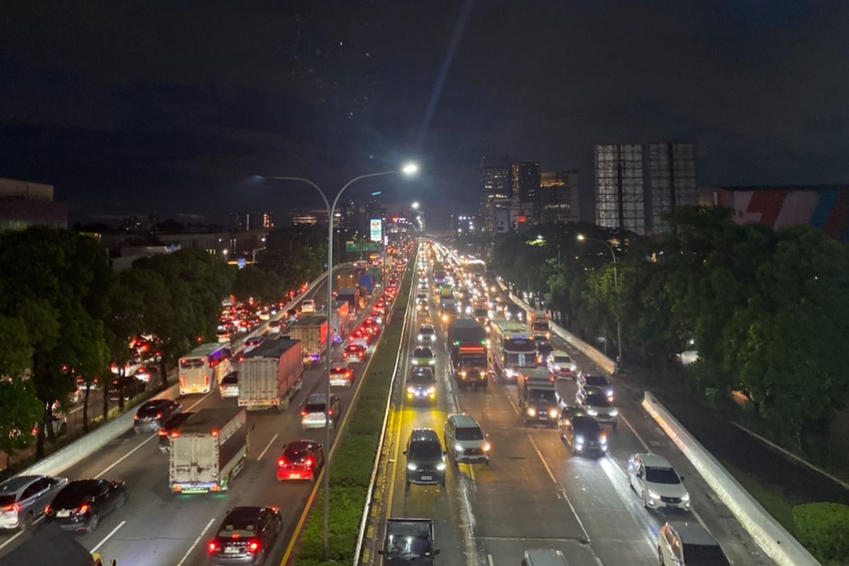 jalan tol, kendaraan prioritas, Cara Memberi Jalan Kendaraan Prioritas Saat Lalu Lintas di Tol Macet