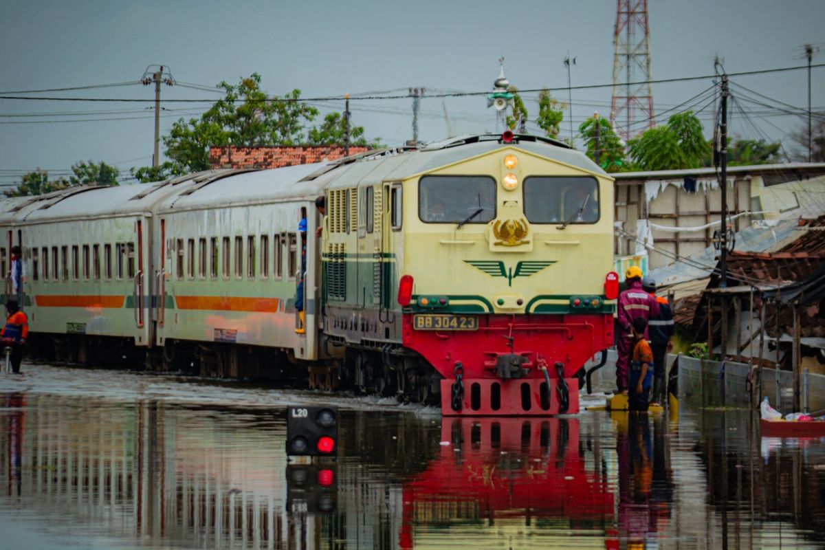 Kereta api, KAI Batalkan 34 Perjalanan Kereta Api Hari Ini, Ada Pemulihan Jalur Banjir
