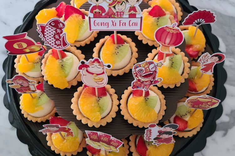 Imlek, hampers Imlek, 5 Rekomendasi Hampers Imlek 2026 yang Elegan, Harga Mulai Rp 99.000, 1. Kue Kering by Miss Ogura (@missogura) – Mulai Rp 99.000, 2. Fruitpie by It’s A Patisserie (@itsa_patisserie) – Rp 165.000, 3. Persimmon Teapot Set by Boeiboe Choices (@boeiboechoices) – Rp 168.000, 4. Ponkam Bunga 40 pcs by @sukabuah.jkt – Rp 295.000, 5. Set Classic Box by Tata Parfume (@tataparfume) – Rp 119.000