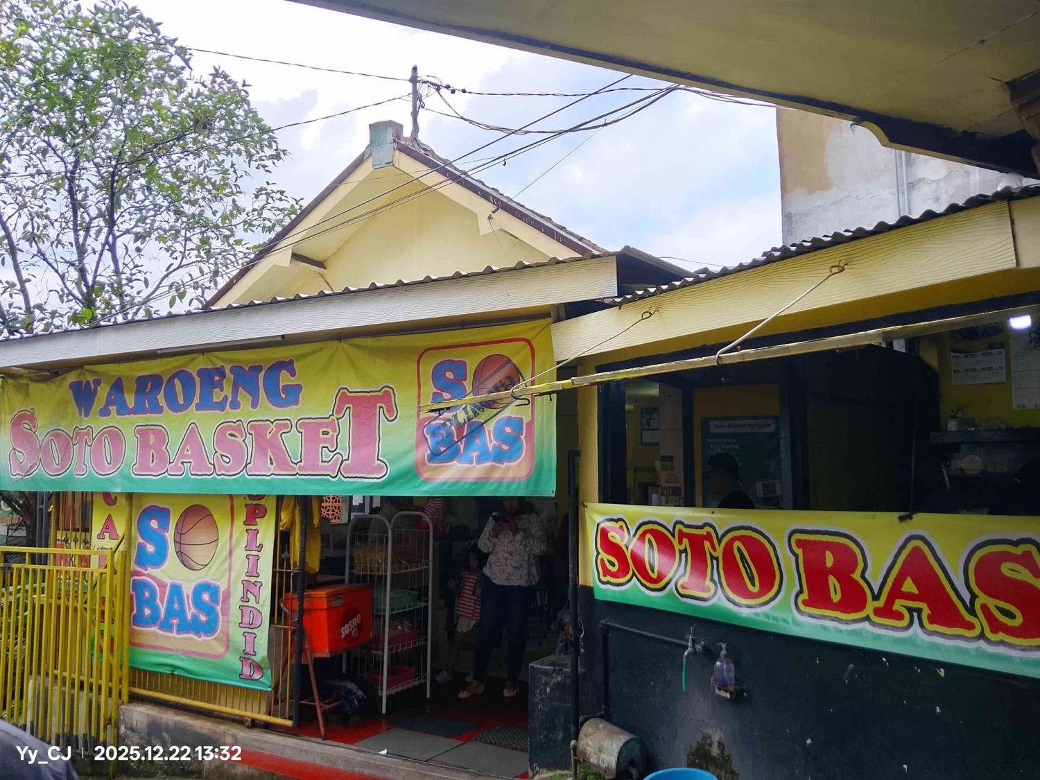 Soto, Malang, Menikmati Kuah Bening Gurih yang Melegenda di Soto Basket Malang Sejak 1950, Paduan Aroma dan Rasa yang Kuat, Soto “Basket”, Tungku Kayu yang Melegenda, Rasa dan Nostalgia, Sang Penjaga Waktu
