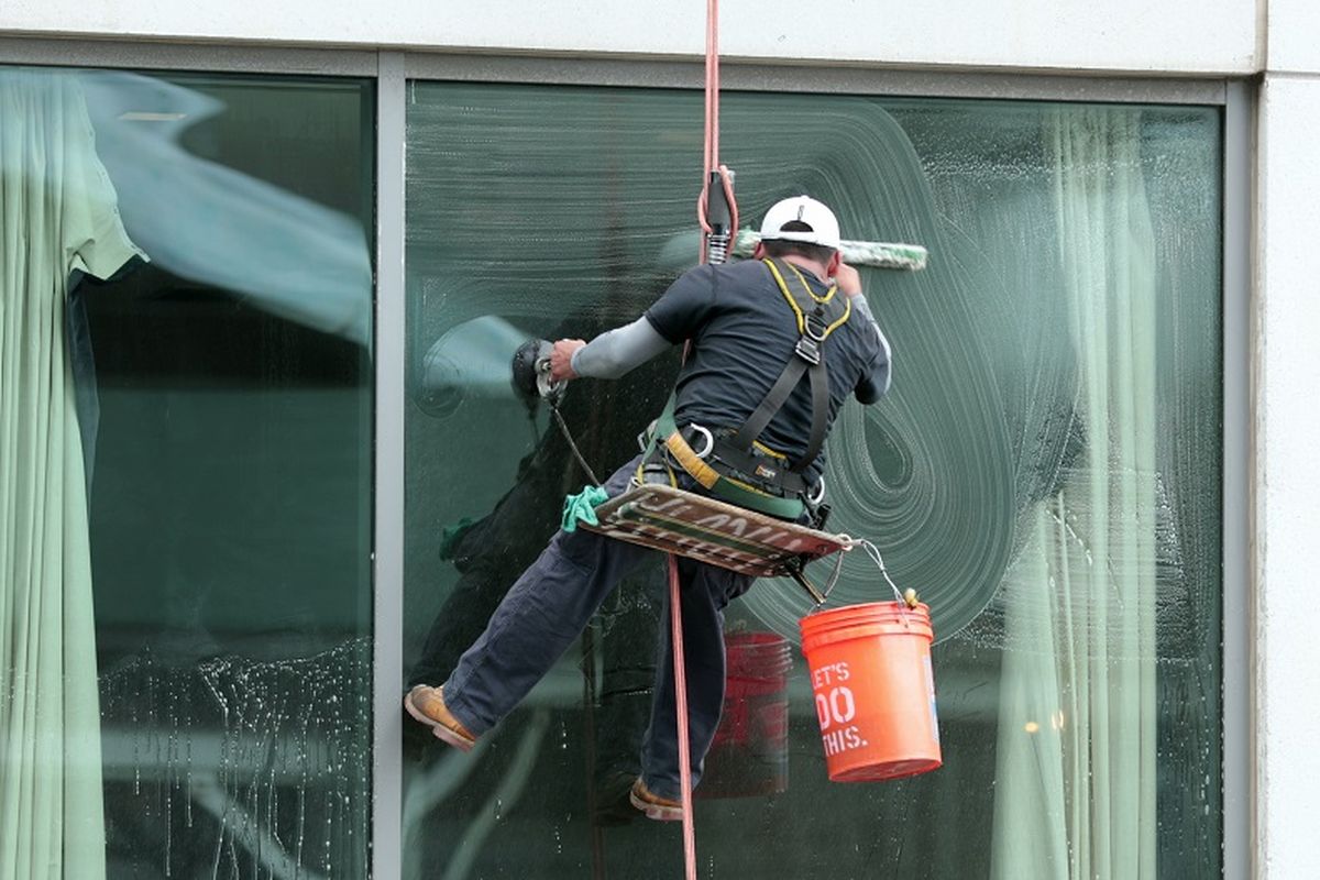 Surabaya, pembersih kaca, gondola, 7 Fakta Tewasnya Pembersih Kaca Apartemen di Surabaya, Terhempas Angin di Lantai 26, Evakuasi 3 Jam