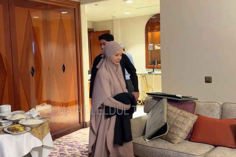 Alyssa Daguise, Maia Estianty, Tampil Kembaran dengan Maia Estianty, Ini 9 Gaya Umrah Alyssa Daguise, 1. Tampil kembaran dengan Maia Estianty, 2. Gamis nyaman untuk ibu hamil 4 bulan, 3. Abaya hitam polos yang klasik, 4. Hijab hitam minimalis, 5. Busana warna netral bernuansa earthy, 6. Siluet longgar yang mengutamakan kenyamanan, 7. Makeup natural yang nyaris tanpa polesan, 8. Tampilan serasi dengan pasangan, 9. Busana putih yang bersih dan menenangkan