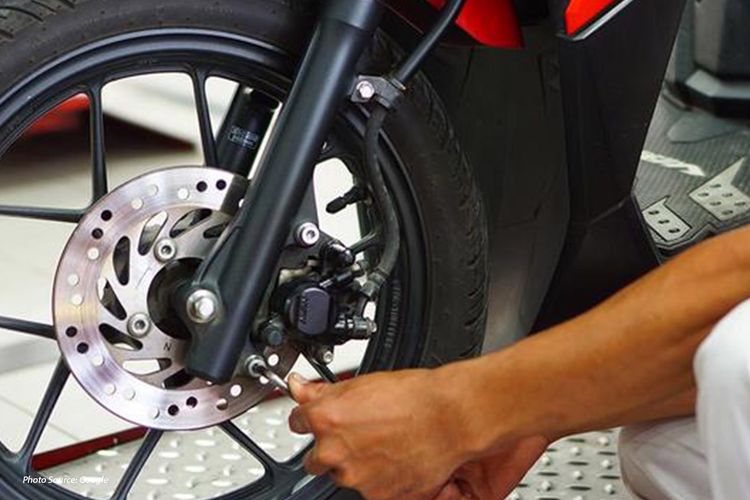 motor, hujan, kampas rem, Air, Lumpur, dan Genangan: Ancaman Terhadap Rem Motor