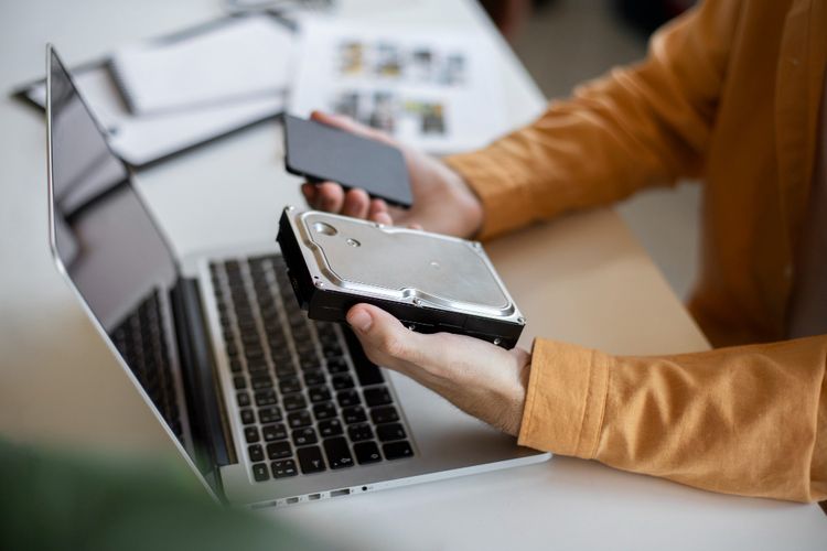 10 Hal Tersembunyi Ini Bikin Baterai Ponsel Boros, Coba Cek, 1. Auto update aplikasi, 2. Sinkronisasi data (sync), 3. Aplikasi cloud, 4. Helper tools, 5. Aplikasi pesan dan email, 6. Search indexing, 7. Backup otomatis, 8. Pemindaian keamanan, 9. Add-on dan browser helper, 10. Layanan media