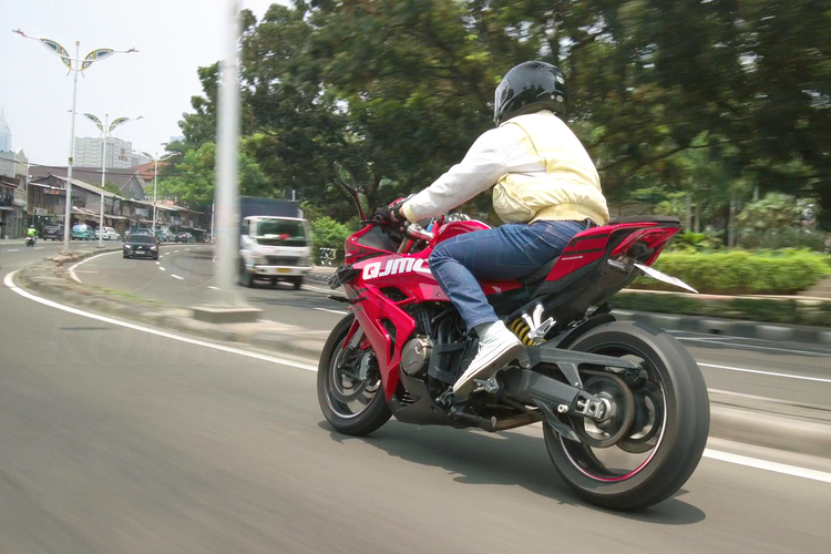 SRK 800 RR, Review Lengkap QJMotor SRK 800 RR: Moge 4 Silinder Rp 268 Juta