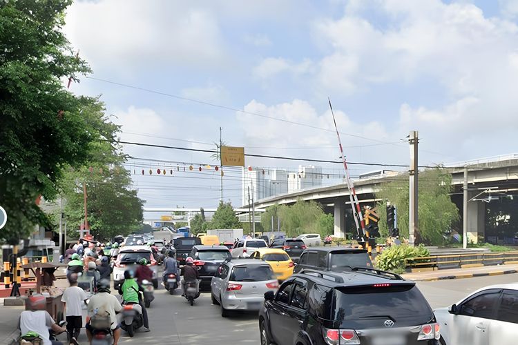 rekayasa lalu lintas, jalur alternatif, Imbas Proyek Flyover, Arus Lalu Lintas di Jalan Latumenten Dialihkan