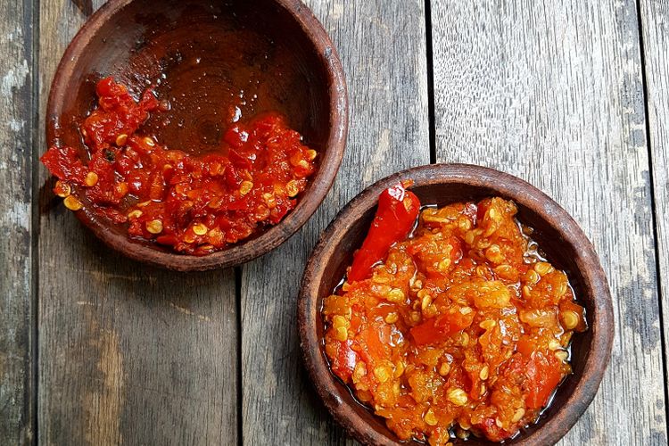 cara bersihkan cobek, cara membersihkan cobek baru, cara hilangkan bau pada cobek, tips menata peralatan dapur, Cara Bersihkan Cobek Bebas Bau Tidak Sedap, Modal 1 Bahan Dapur, 1. Bilas dengan air panas, 2. Tambahkan beras putih, 3. Giling sampai halus, 4. Bilas kembali