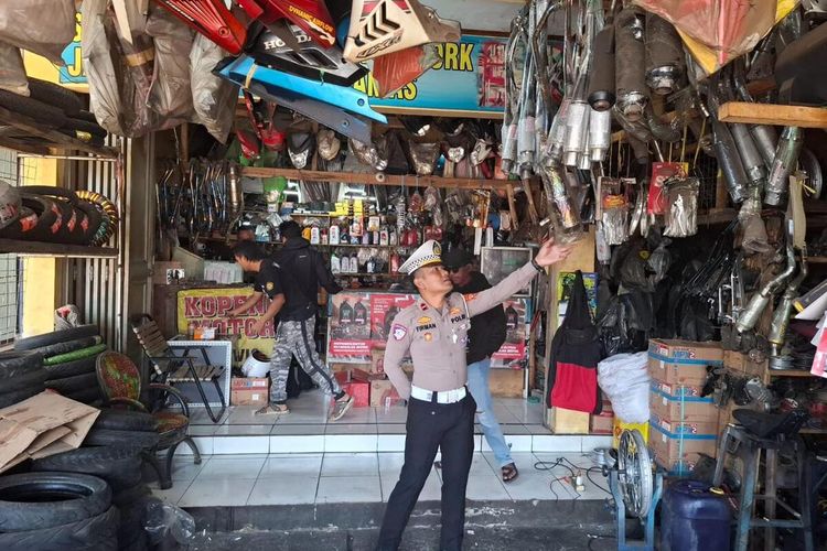 Dedi Mulyadi, larangan knalpot aftermarket, polemik industri knalpot, standar kebisingan knalpot, Dedi Mulyadi Larang Knalpot Bising: Apa Kabar SNI Knalpot?, Larangan Penggunaan Knalpot Aftermarket Memicu Polemik di Kalangan Pelaku Industri, Penertiban Knalpot Bising Sudah Dilakukan Sejak Beberapa Tahun Terakhir, Proses Penentuan Ambang Batas Kebisingan Masih Berlanjut, Aturan Tentang Penggunaan Knalpot Sudah Ada, Anggota AKSI Sudah Mematuhi Standar Kebisingan