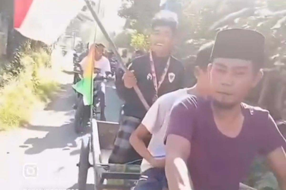 Muaythai, Probolinggo, muaythai, Jawa Timur, diarak warga, atlet muaythai, atlet muaythai diarak, Diarak Pakai Gerobak, Atlet Muaythai Peraih Emas se-Asia Disambut Warga dengan Meriah