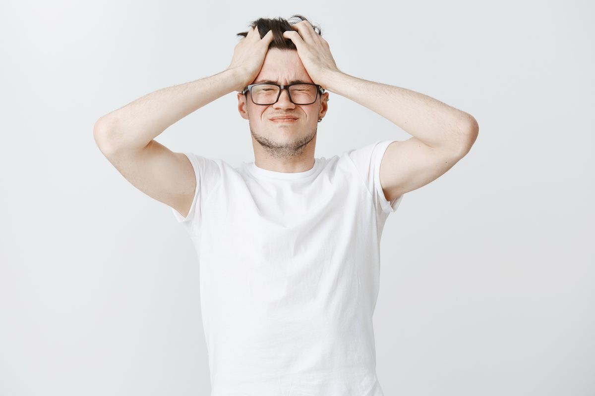 satisficing, Tak Harus Sempurna, Pola Pikir “Cukup Baik” Bisa Kurangi Overthinking, Apa itu satisficing?,  Ilustrasi tertawa karena dark jokes, Keputusan seperti apa yang cocok dengan satisficing?, Mencegah overthinking setelah memilih yang “cukup baik”