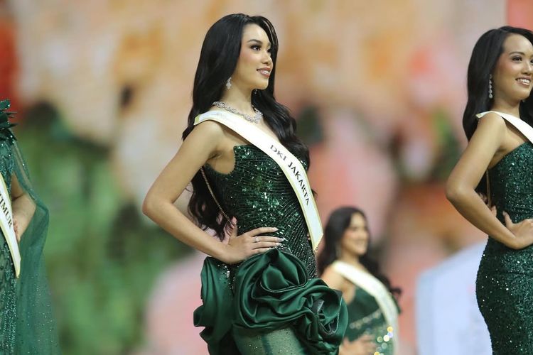 Audrey Bianca, Miss Indonesia, Miss Indonesia 2025, Busana Audrey Bianca, Audrey Bianca Callista, audrey bianca, gaya audrey bianca, busana audrey bianca, 5 Busana Audrey Bianca Saat Miss Indonesia 2025, Dress hingga Baju Adat, 1. Gaun emerald berhias bunga, 2. Gaun off-shoulders, 3. Gaun fuchsia, 4. Baju adat DKI Jakarta, 5. Gaun merah berpayet