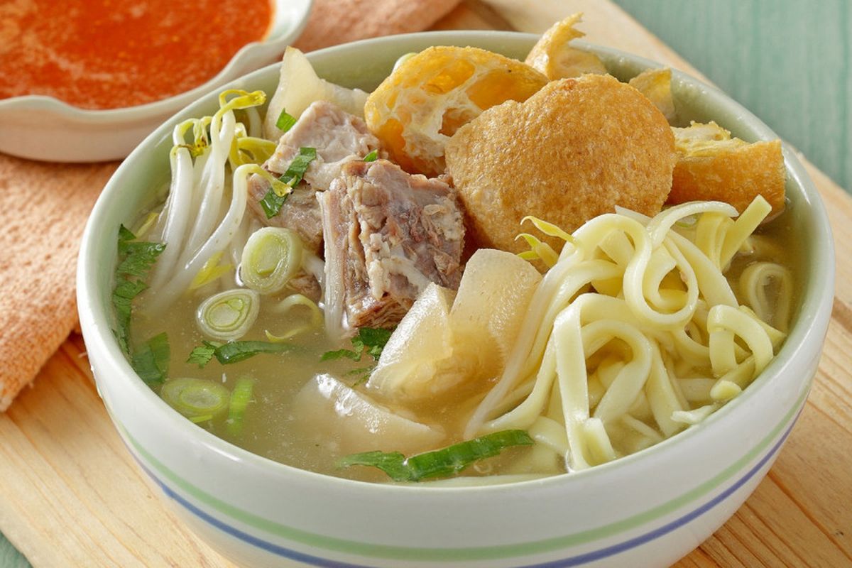 kuah, gurih, segar, Resep Mie Kocok Bandung Kikil dan Tetelan, Kuah Gurih Segar, Bahan-bahan utama, Bahan kuah kaldu, Bumbu Halus, Bahan pelengkap, Cara membuat mie kocok Bandung