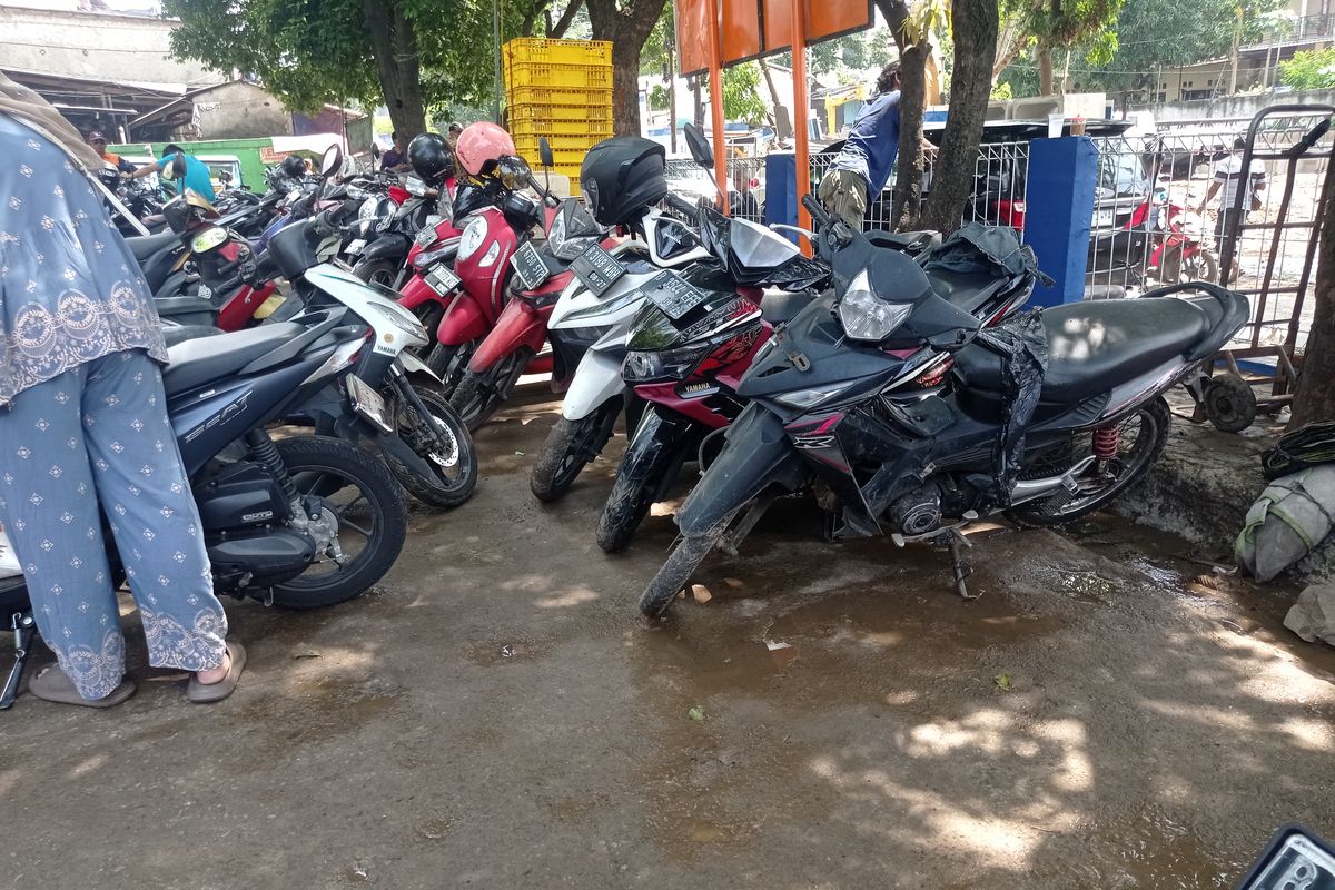 motor kebanjiran, tips berkendara, Motor mogok, motor, pertolongan pertama motor mogok setelah lewati banjir, Wajib Lakukan Hal Ini Saat Motor Mogok Usai Terobos Banjir