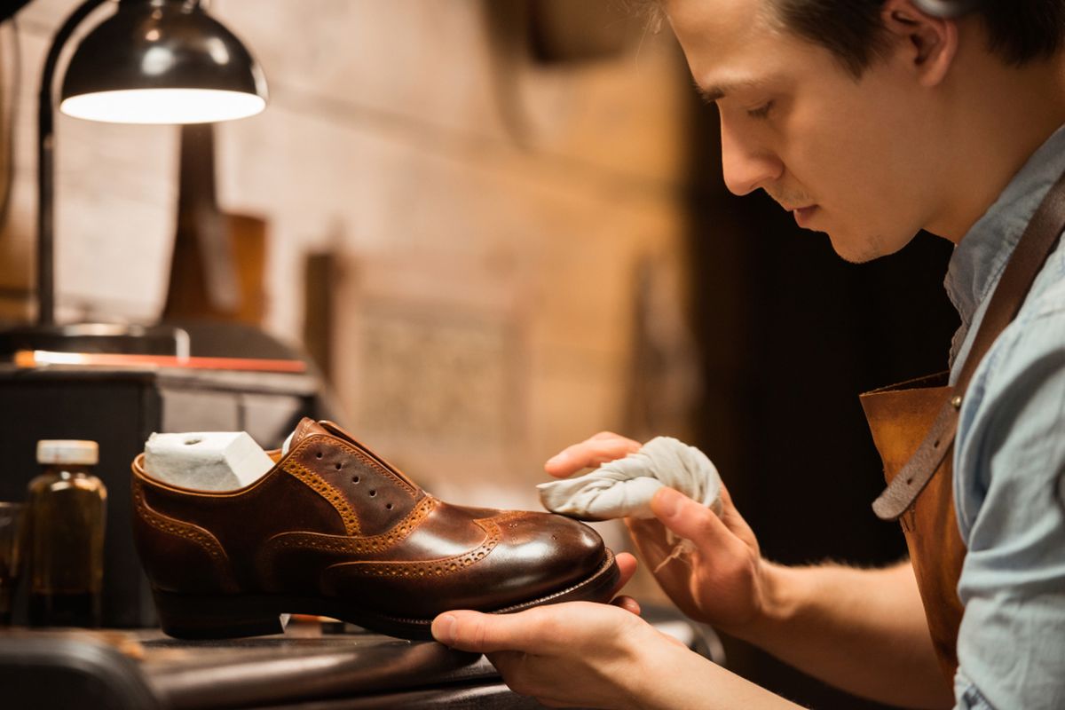 Sepatu kulit, pewarna alami, sepatu kulit, Tips merawat sepatu kulit, tips merawat sepatu kulit, sepatu kulit dengan pewarna alami, merawat sepatu kulit dengan pewarna alami, 4 Tips Merawat Sepatu Kulit Berwarna Alami agar Tetap Awet, 1. Jangan dicuci dengan sabun, 2. Hindari menjemur langsung di bawah matahari, 3. Angin-anginkan di tempat sejuk, 4. Simpan di tempat dengan sirkulasi udara dan tambahkan silica gel
