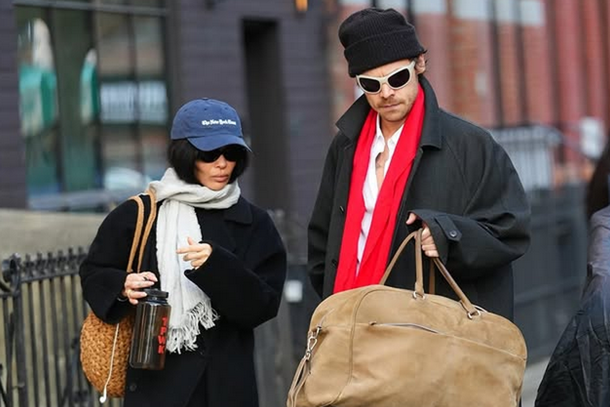 Harry Styles, Harry Styles Tampil Stylish di Bandara, Gaya Simpel tapi Tetap Ikonik, Gaya santai Harry Styles tetap jadi sorotan, Aksesori jadi elemen utama penampilan, Gaya traveling yang tetap nyaman dan stylish, Tampilan yang konsisten di berbagai kota