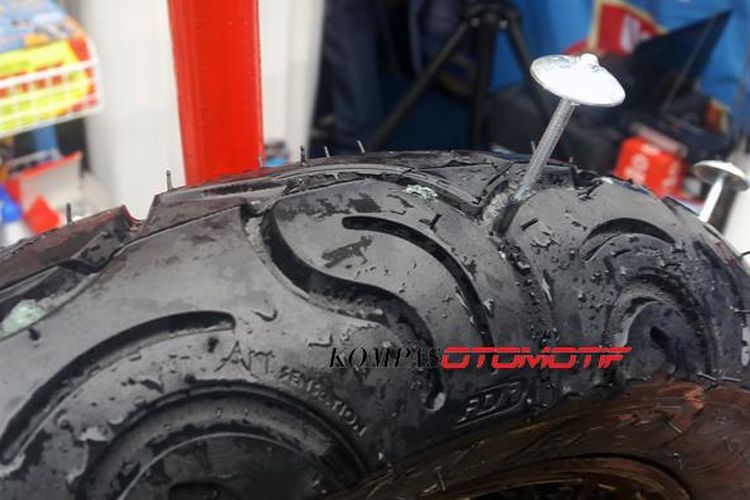 tambal ban, ranjau paku, ranjau, Marak Ranjau Paku, Satpol PP Tindak Tambal Ban di Jalan DI Panjaitan