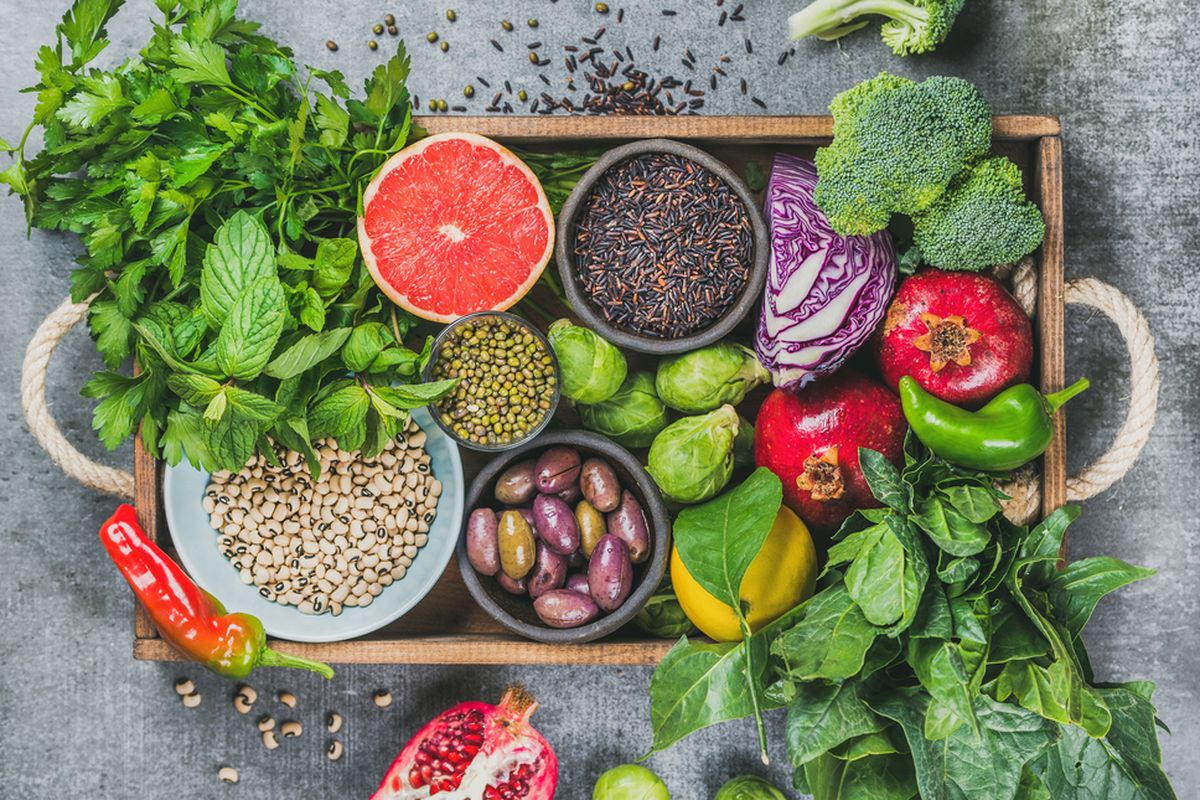 buah, sayuran, Cara Menyimpan Sayur dan Buah Supaya Tahan Lama dan Tetap Segar, 1. Jangan Mencuci Sayur Sebelum Disimpan, 2. Pisahkan Sayur dan Buah, 3. Perhatikan Suhu Penyimpanan (Tidak Semua Masuk Kulkas!), 4. Berikan "Ruang Napas", 5. Gunakan Wadah yang Tepat