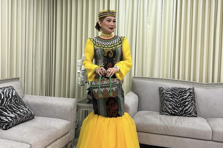 Sarifah Suraidah, 5 Tampilan Glamor dan Anti Mainstream Sarifah Suraidah Istri Gubernur Kaltim, 1. Dress kuning cerah dengan sentuhan etnik, 2. Setelan ungu kotak-kotak dengan aksen floral , 3. Tampil glamor dengan gaun merah syal bulu, 4. Busana bernuansa emas, 5. Gaya modern tradisional dengan mahkota meriah 