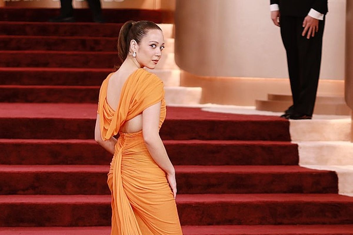Golden Globe Awards, Laufey, Balenciaga, Pierpaolo Piccioli, Laufey Tampil Berani dengan Gaun Balenciaga Oranye di Golden Globes 2026, Intip Detailnya