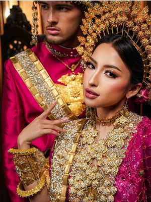 Jennifer Coppen, 5 Gaya Prewedding Jennifer Coppen dan Justin Hubner, Sentuhan Adat Makassar, 1. Busana bernuansa magenta dan emas yang mewah, 2. Aksesori kepala khas adat Makassar jadi sorotan, 3. Makeup glamor dengan sentuhan flawless, 4. Tata rambut sleek yang elegan, 5. Konsep foto klasik dengan nuansa dramatis