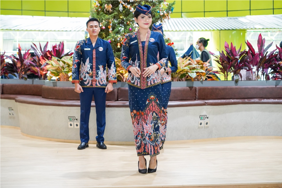 PT KAI, Anne Avantie, Kereta Api Indonesia, batik parang, batik truntum, desainer anna avantie, seragam KAI, seragam cinta indonesia, batik sawunggaling, 5 Fakta Menarik Seragam KAI Rancangan Anne Avantie, Namanya Cinta Indonesia, 1. Waktu dan tempat peluncuran, 2. Makna motif batik, 3. Desain seragam Cinta Indonesia, 4. Alasan kolaborasi dengan KAI, 5. Cerita personal di balik seragam Cinta Indonesia