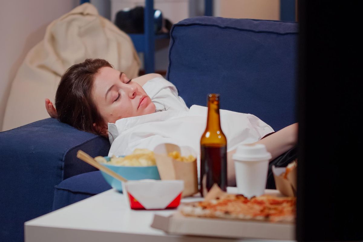 food coma, Sering Mengantuk Setelah Makan? Kenali Penyebab Food Coma