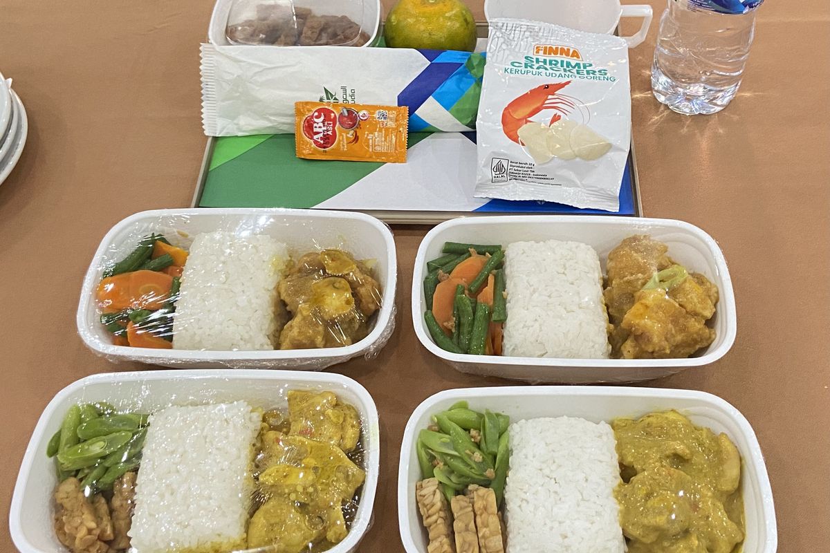 jemaah haji, Aerofood ACS, Garuda Indonesia, embarkasi Surabaya, Intip Makanan Jemaah Haji dari Surabaya di Pesawat, Ayam Bumbu Rujak hingga Pesmol, Teknik memasak pakai pembekuan, Menu pertama:, Menu kedua:, Menu ketiga (snack):