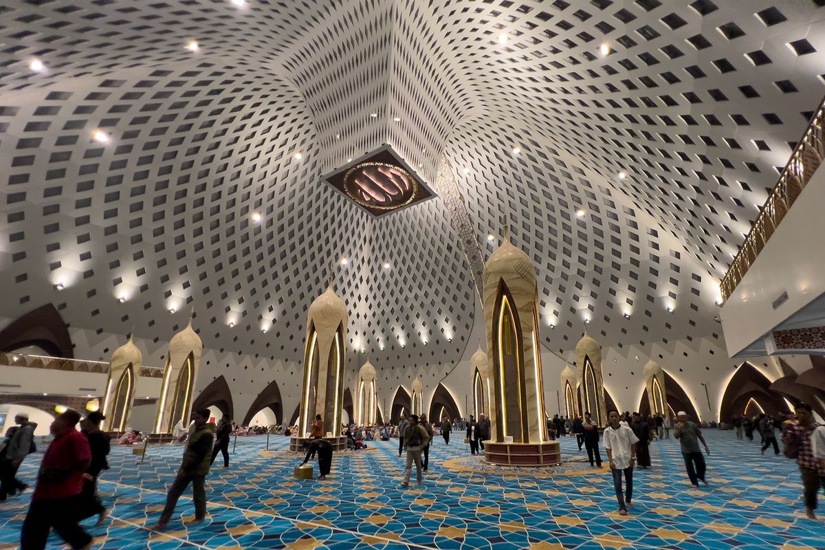 13 Tata Tertib Masjid Raya Al Jabbar: Panduan Lengkap untuk Jemaah dan Pengunjung, 1. Masuk masjid dengan adab yang tepat, 2. Mengutamakan saf terdepan, 3. Berpakaian sopan dan menutup aurat, 4. Gunakan waktu dengan ibadah, 5. Menjawab azan, 6. Pelaksanaan shalat rawatib, 7. Tidak diperkenankan makan dan minum di dalam masjid, 8. Menjaga ketertiban dan kesopanan, 9. Ponsel wajib mode diam, 10. Mengawasi Anak-anak, 11. Merapikan barisan shalat, 12. Menempatkan barang bawaan pada tempatnya, 13. Adab keluar masjid